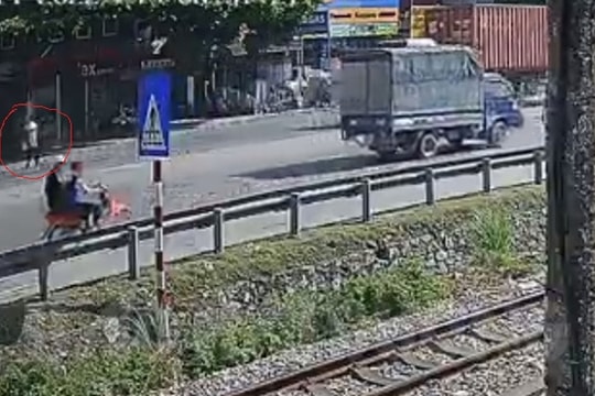 Đi bộ qua đường 5, người phụ nữ bị xe ô tô đâm tử vong 