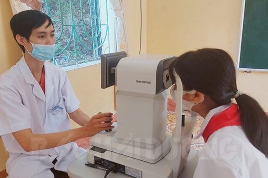 Khám sàng lọc và cấp kính miễn phí cho học sinh