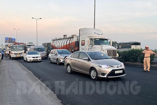 [Video] Ùn ứ giao thông hơn 2 km do thi công quốc lộ 5 đoạn qua cầu Phú Lương