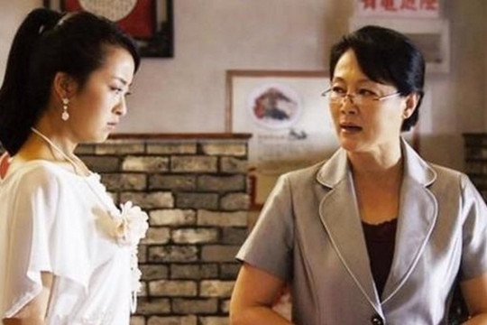 Thấy cả nhà chồng đến thăm, tôi chỉ muốn có lỗ nẻ để chui xuống