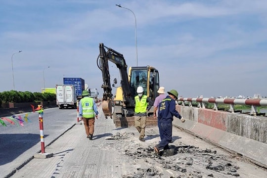 Thi công sửa chữa mặt cầu Phú Lương chậm tiến độ khoảng 2 tuần