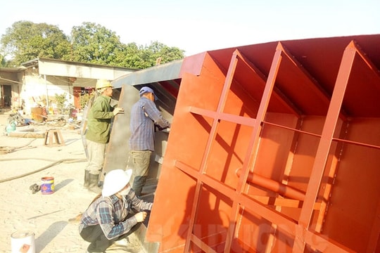 Ăn nên làm ra từ nghề sửa chữa, đóng tàu