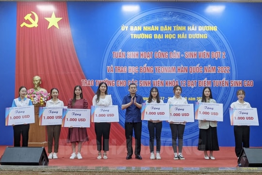 Eight students of Hai Duong University receive 1,000 USD scholarships