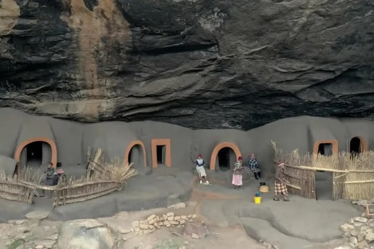 Những người vẫn sống trong hang