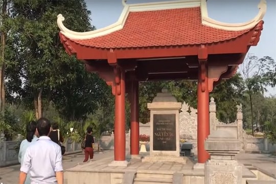 Viếng mộ cụ Nguyễn Du