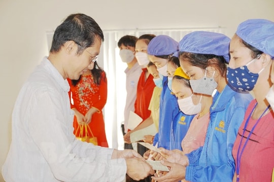 Makalot Garments Vietnam Co Ltd presents 60 passbooks to workers