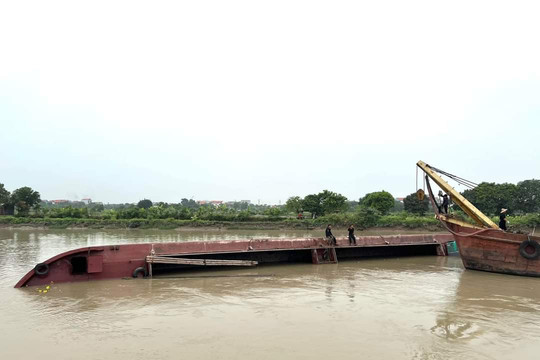 Đắm tàu chở gạch trên sông Mạo Khê, cặp vợ chồng gặp nạn 