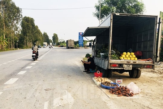 Nguy hiểm bán hàng dọc đường tỉnh 390