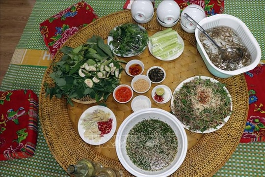 Độc đáo món gỏi tôm sông Đà