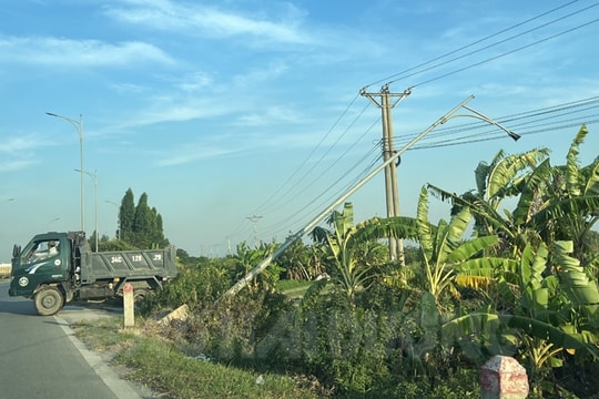 Cột đèn chiếu sáng bị đổ nghiêng