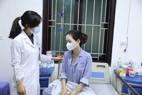 Cô gái mặt bỏng rát, sưng vù và đầy mụn mủ sau khi làm đẹp tại một spa