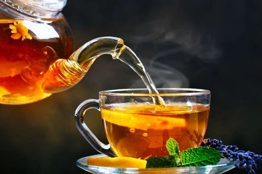 Lý do không nên uống trà vào buổi sáng