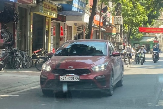 Ô tô đi ngược chiều đường