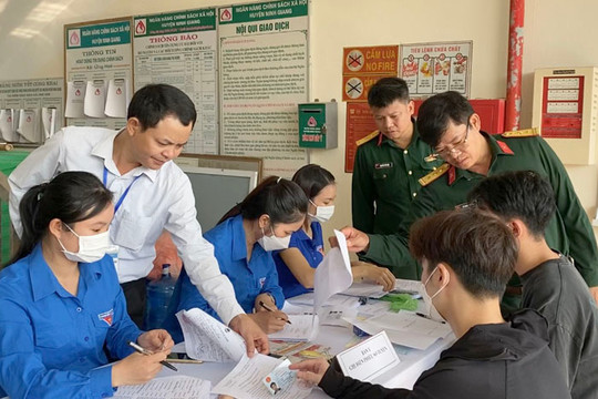 Cấp phát gần 7.600 tờ rơi, tranh cổ động tuyên truyền về tuyển quân