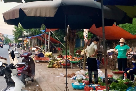 Họp chợ trên vỉa hè ở phường Hoàng Tân