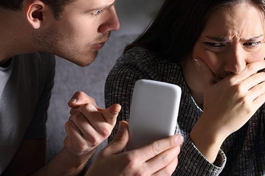 Đăng hình vợ ngoại tình lên mạng có vi phạm?