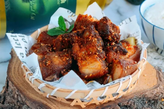 Trời lạnh làm món thịt ba chỉ chiên cay nóng hổi thơm ngon ăn cơm thì quá hợp 
