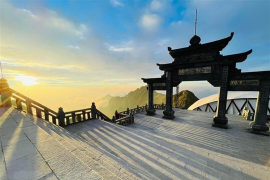 Nhiệt độ giảm xuống dưới 0 độ C, đỉnh Fansipan xuất hiện sương muối
