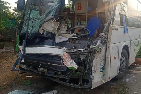 2 xe khách tông nhau trên quốc lộ 1A, hành khách la hét vì hoảng loạn