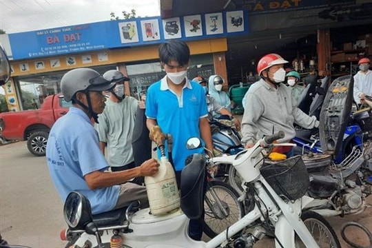 Bộ Công Thương lên tiếng về thông tin "cấm mua xăng bằng can, chai"