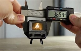 Độc đáo chiếc tivi nhỏ nhất thế giới, kích thước chỉ bằng tem thư