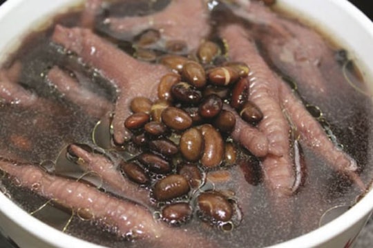 Canh chân gà nấu đỗ đen theo cách đơn giản sau, ăn vào đẹp da, tốt cho xương khớp