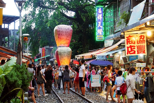 Nhiều điểm đến "mở toang cửa" đón du khách Việt Nam