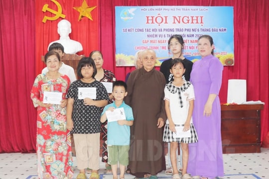 “Mẹ đỡ đầu” sưởi ấm trẻ mồ côi 
