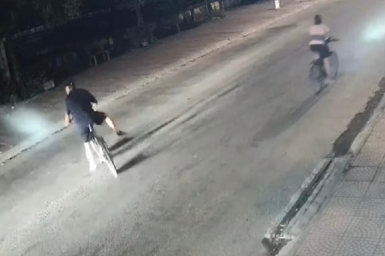 [Video] Người đàn ông ở Kinh Môn bị ô tô đâm khi đi xe đạp cùng vợ