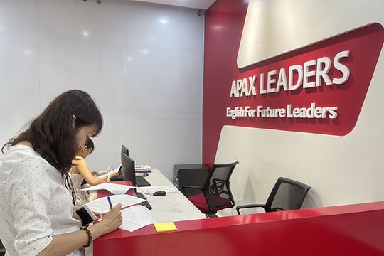 Phụ huynh kéo đến trung tâm tiếng Anh Apax Leaders đòi lại hơn 1,5 tỷ đồng học phí