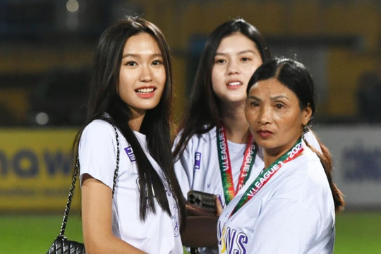 Doãn Hải My quấn quít bên mẹ của Đoàn Văn Hậu trong ngày đại thắng của Hà Nội FC
