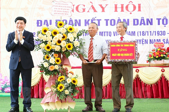 Tổng Thư ký Quốc hội Bùi Văn Cường dự Ngày hội Đại đoàn kết thôn Tông Phố