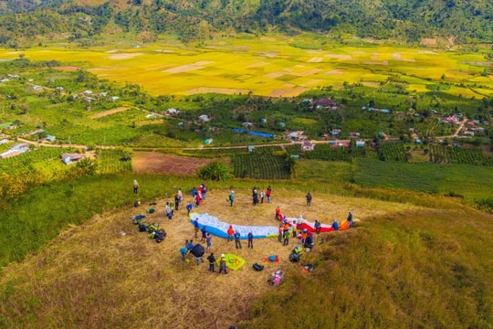 Bay dù lượn ngắm núi lửa Chư Đăng Ya
