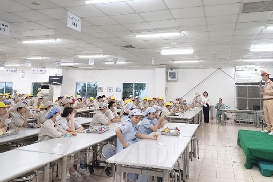 Nâng cao kiến thức an toàn giao thông cho 1.900 công nhân