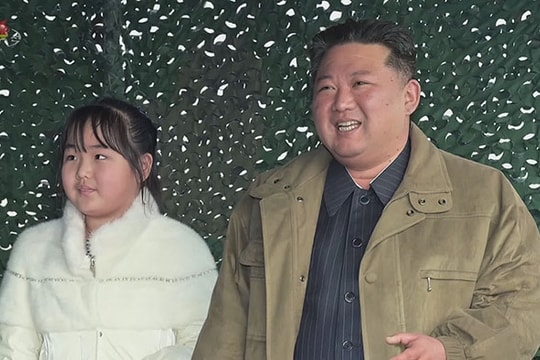 Con gái ông Kim Jong Un lần đầu xuất hiện trước công chúng