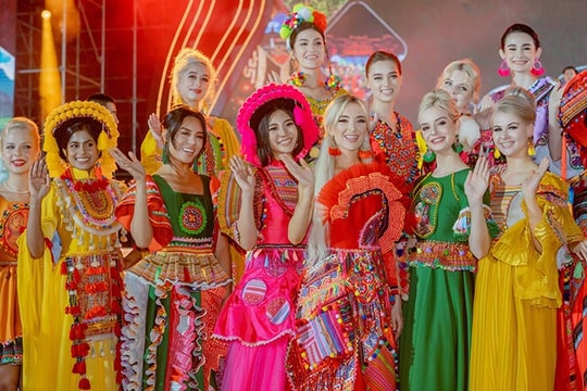 Dàn hoa hậu du lịch thế giới ấn tượng với trang phục thổ cẩm