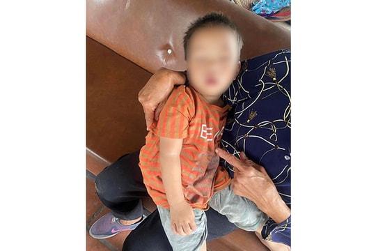 Giúp cháu bé 2 tuổi đi lạc về với gia đình