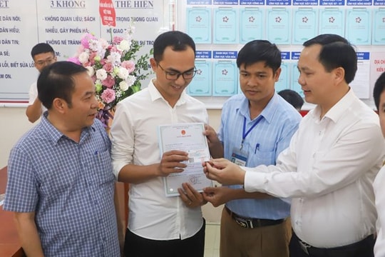 Trẻ đầu tiên được cấp giấy khai sinh và thẻ bảo hiểm y tế cùng lúc