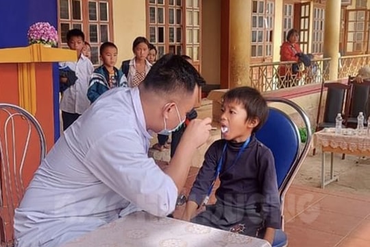 Tuổi trẻ Kim Thành tặng quà trị giá gần 200 triệu đồng cho Trường Tiểu học và THCS Long Hẹ