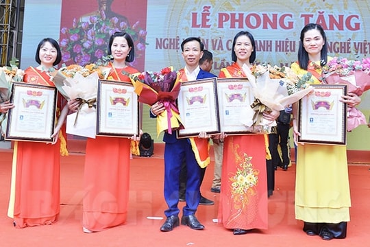 Five more workers of Chu Dau Ceramics JSC granted Vietnam Craft Village Artisan title