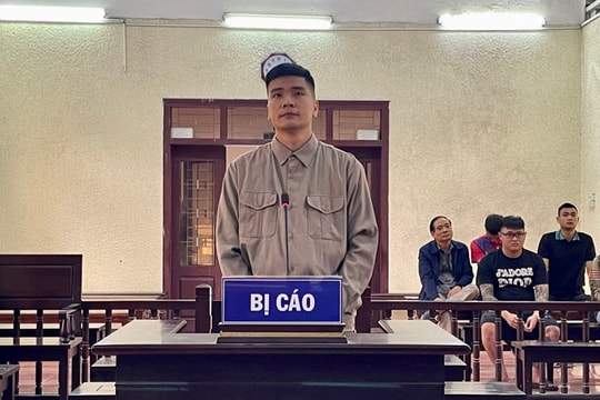 Tàng trữ vũ khí quân dụng, thanh niên lĩnh 18 tháng tù