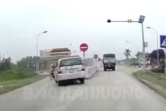 [Video] Xử lý nghiêm lái xe ô tô phóng nhanh vượt ẩu, đi ngược chiều tại khu vực cầu Mây