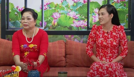 "Làm dâu cả xóm", cô gái nghẹn ngào thấy mẹ chồng vừa khóc vừa nấu cơm