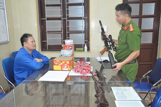 Bắt đối tượng tàng trữ trái phép 4 khẩu súng và gần 11,6 kg pháo nổ