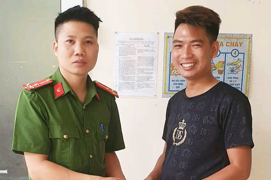 Thượng úy Ngô Minh Đức trả lại ví cho người đánh rơi