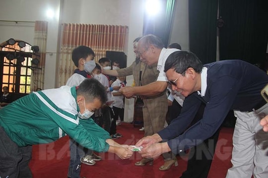 Disadvantaged pupils supported with nearly 1.7 billion VND