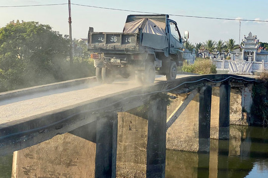 Nguy hiểm cầu xuống cấp ở xã Vĩnh Hòa