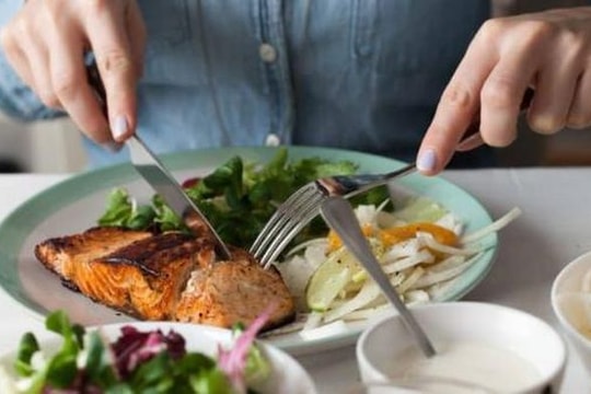 Chế độ ăn ít chất béo hay ít carb giúp giảm cân nhanh hơn?