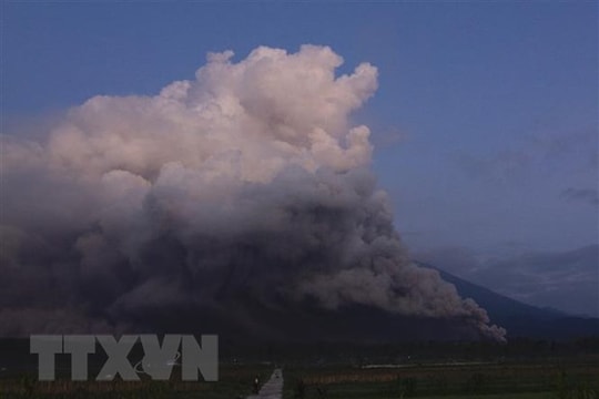 Núi lửa Semeru phun trào, Indonesia nâng cảnh báo lên mức cao nhất
