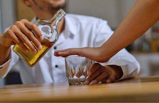 Cách phân biệt triệu chứng say rượu và ngộ độc rượu